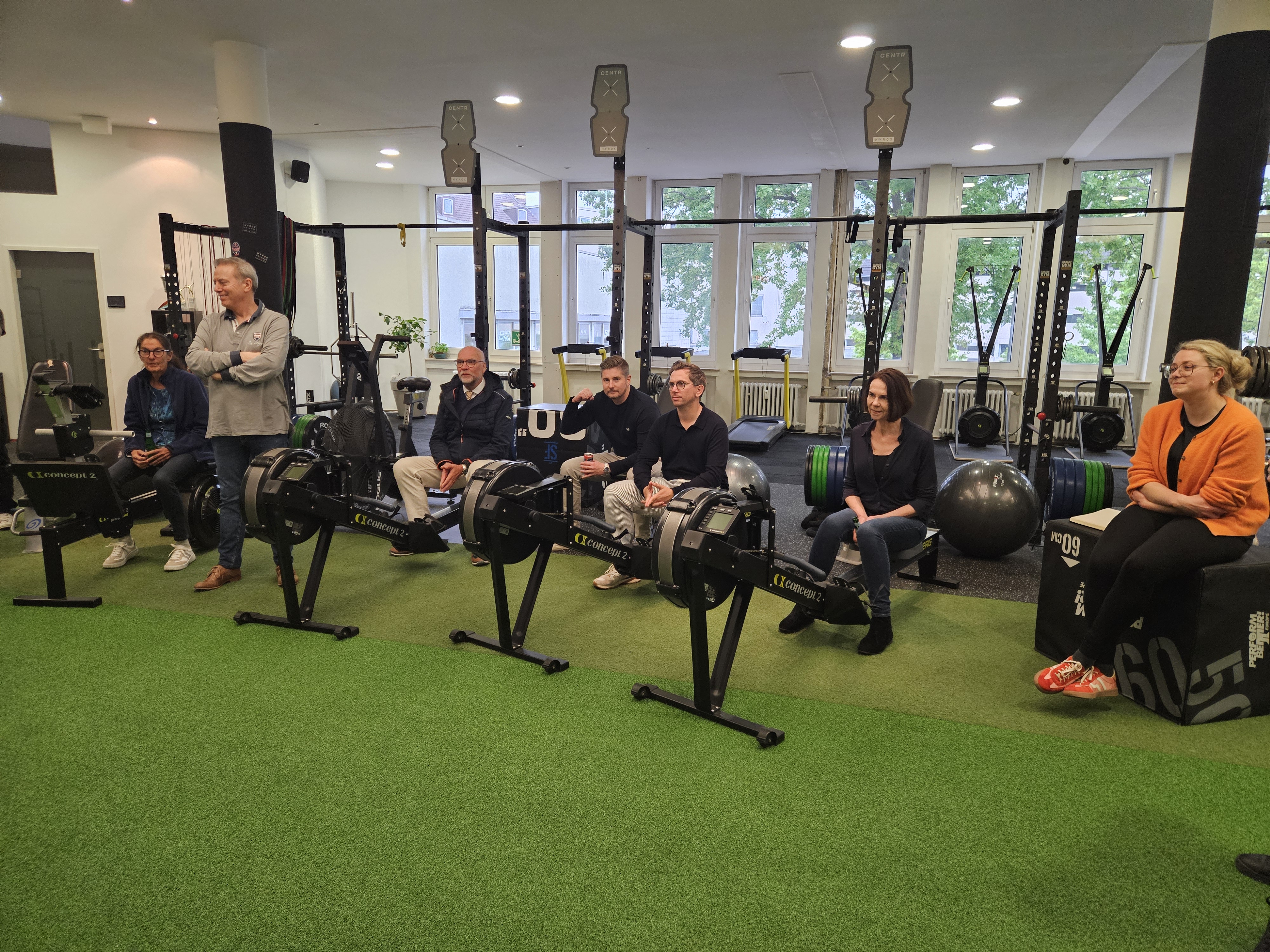 Mitglieder des Lions Club Kassel-Herkules beim Fitnesstraining und Vortrag bei City Athletic Kassel.